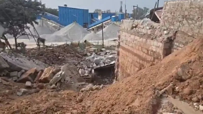 mirzapur-crusher-plant-accident-four-workers-killed-blasting-collapse