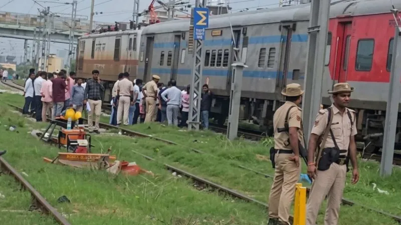 बाल-बाल बचे यात्री, अचानक डिरेल हो गई महानंदा एक्सप्रेस, इंजन और 2 कोच पटरी से उतरे, आरा में टला बड़ा रेल हादसा