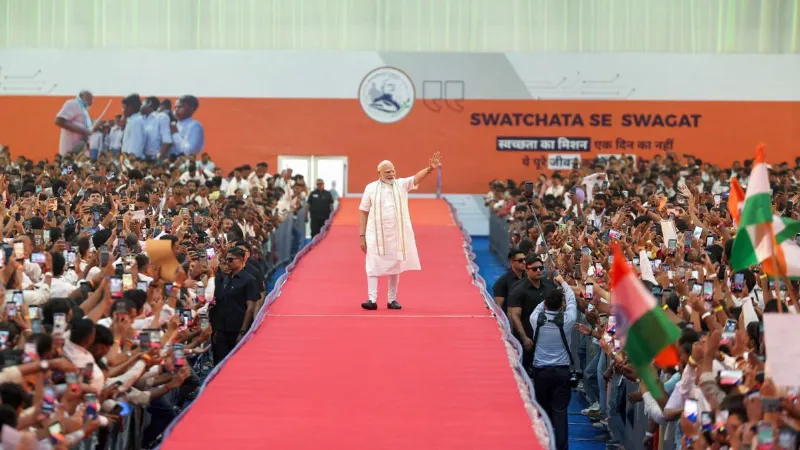धुरंधर के गाने पर पीएम मोदी की एंट्री, रैंप पर चलकर Gen-Z के बीच पहुंचे, फिर कसा 'नाराज फूफाजी' वाला तंज