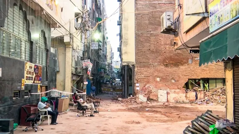 सत्य निकेतन हादसे के बाद MCD का बुलडोजर एक्शन, बगल की जर्जर इमारत गिराने का काम शुरू