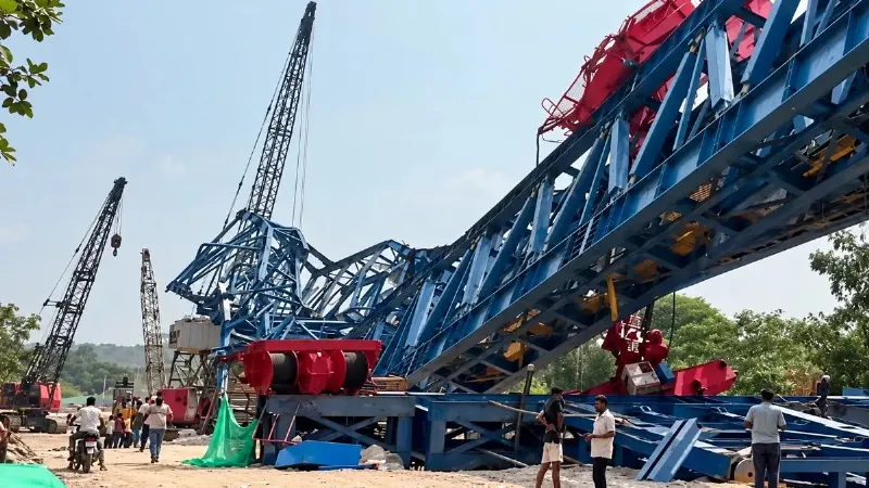 hajipur-bridge-launcher-collapse-workers-injured-bihar-accident