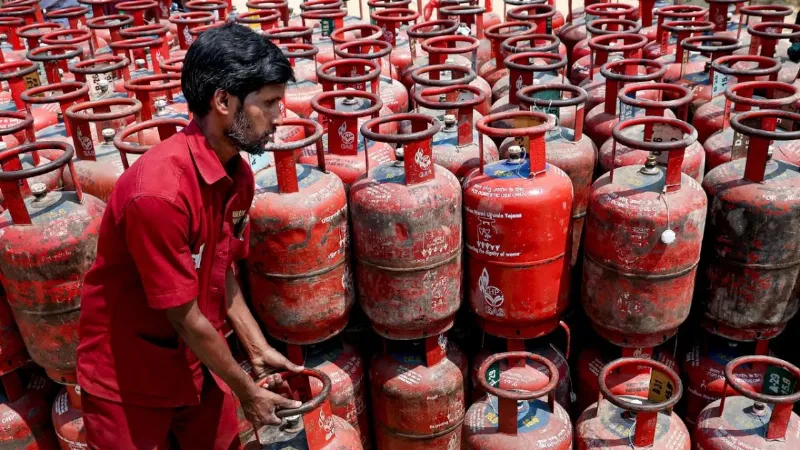 LPG Rule Change: सिलेंडर चाहिए तो 1 अक्टूबर से पहले कर लें ये जरूरी काम, वरना देना होगा ज्यादा दाम