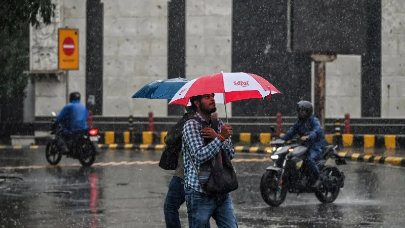 कश्मीर से उत्तराखंड तक बर्फबारी, यूपी-बिहार समेत इन राज्यों में बारिश के आसार, जानें अपने राज्य का हाल