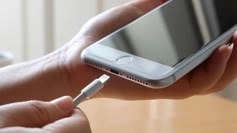 iPhone की बैटरी को खराब करती हैं 4 आदतें, भूलकर भी न करें ये गलतियां, सालों-साल चलेगा मोबाइल