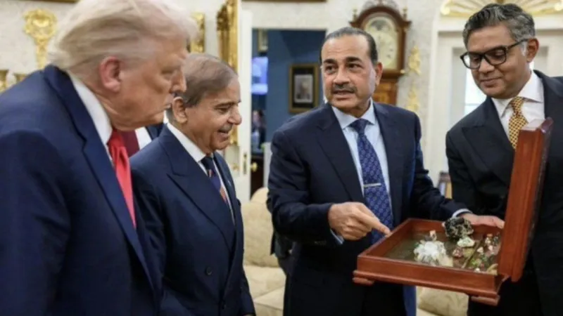 अमेरिका जाकर सेल्समैन बने आसिम मुनीर, व्हाइट हाउस में ट्रंप के सामने पिटारा खोल दिखाने लगे गिफ्ट