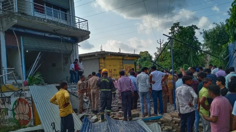फर्रुखाबाद के कोचिंग सेंटर में जबरदस्त धमाका, कई मीटर दूर गिरा मलबा, दो की मौत, कई घायल