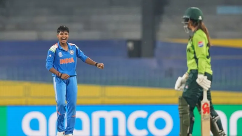 Women World Cup ind vs pak players suddenly come out on the field Game stopped watch video