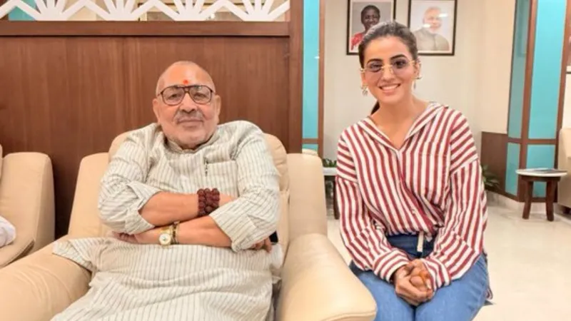 भोजपुरी अभिनेत्री अक्षरा सिंह राजनीति में लेंगी एंट्री? गिरिराज सिंह से मुलाकात के बाद अटकलें तेज़
