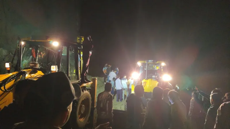 Bus buried by landslide in Bilaspur Chhattisgarh 15 killed Relief work continues