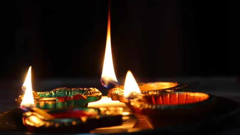 Choti Diwali 2025: नरक चतुर्दशी की परंपरा, पूजन मुहूर्त और पौराणिक कथा जानिए