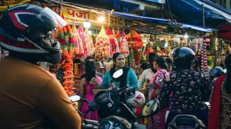धनतेरस 2025 पर रिकॉर्डतोड़ खरीदारी, 1 लाख करोड़ रुपये का कारोबार