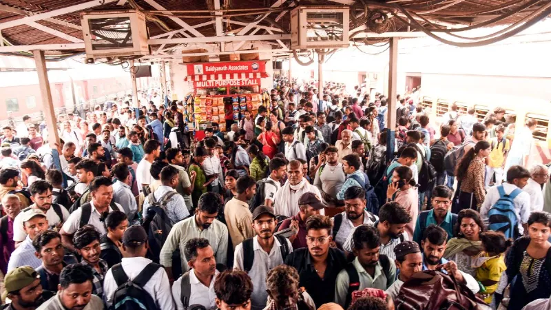 नासिक रेलवे स्टेशन पर दिवाली-छठ में घर जाने वालों की उमड़ी भीड़, ट्रेन से कटकर 2 की मौत, एक गंभीर