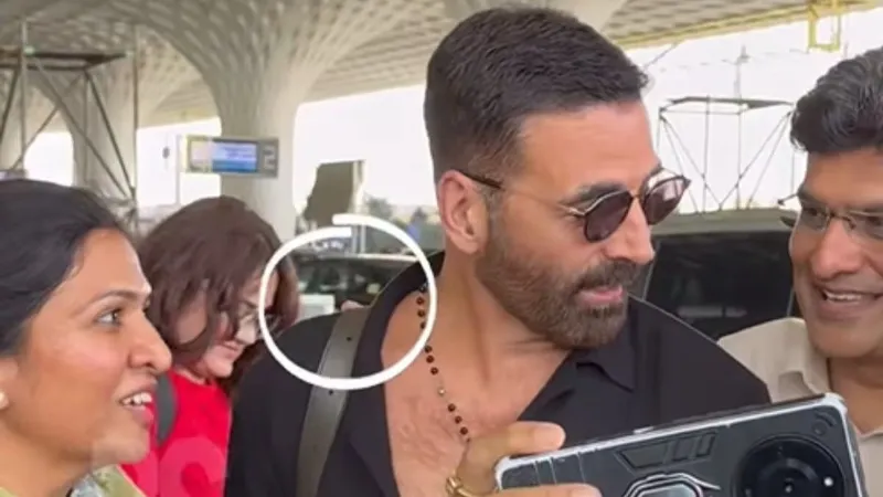 Akshay Kumar fan ask for selfie actor scold to remove hand from shoulder