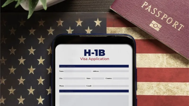 USCIS ने H-1B वीजा होल्डर्स को दी बड़ी राहत, नहीं देनी होगी 1 लाख डॉलर की फीस