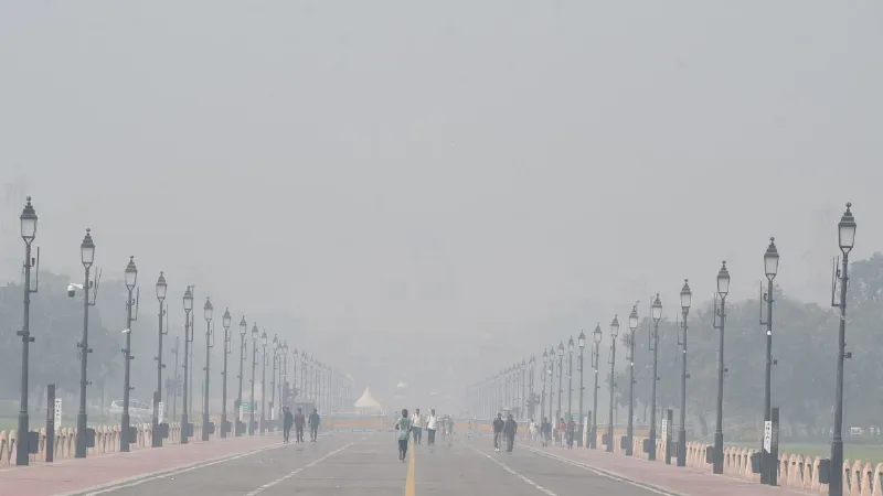 दिल्ली में सांस लेना मतलब रोज 11 सिगरेट फूंकना, दिवाली के बाद धुंआ-धुंआ हुआ इलाका, देखें VIDEO
