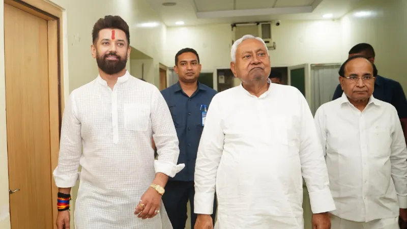 Chhath Puja 2025 CM Nitish reached Chirag Paswan house occasion of Kharna accepted Prasad