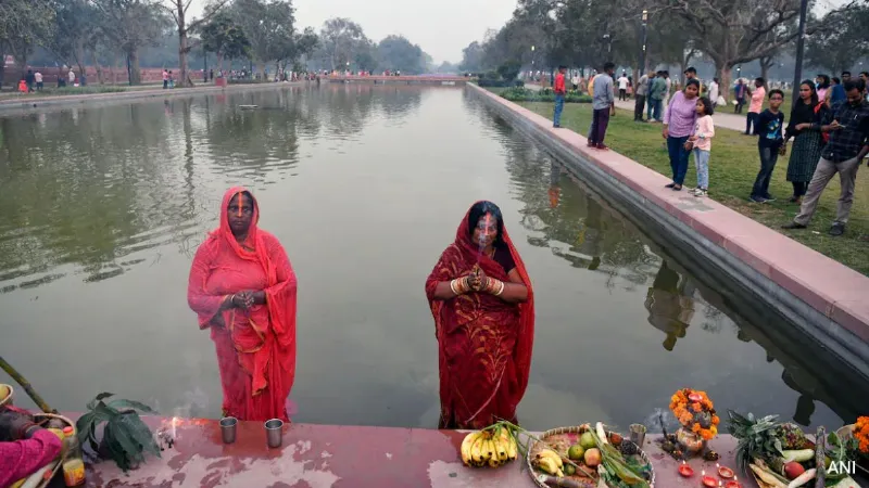 Chhath Puja 2025: छठ पूजा का आज तीसरा दिन, डूबते हुए सूर्य को अर्घ्य देने का क्या है नियम और महत्व; जानें