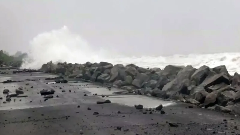 चक्रवात ‘मोंथा’ का कहर...तटीय आंध्र से लेकर बिहार तक मचा हाहाकार, एक की मौत, कई राज्य अलर्ट पर