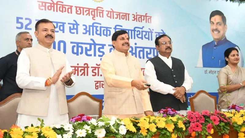 mp cm transferred 303 crore in students accounts scholarship scheme