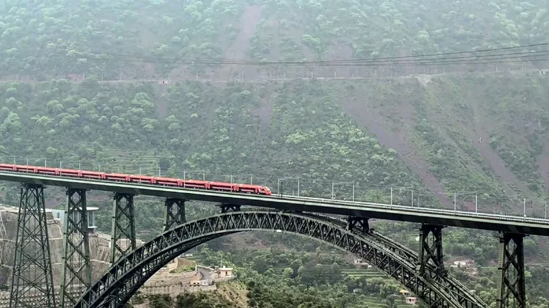वंदे भारत की रफ्तार ने बनाया नया रिकॉर्ड, दुनिया के सबसे ऊंचे ब्रिज पर 100 की स्पीड से दौड़ी ट्रेन