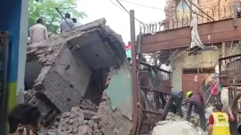 delhi-seemapuri-four-storey-building-collapse-rescue-operation-underway