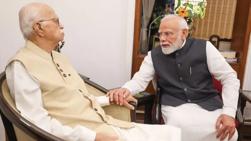 लीडरशिप के 25 साल पूरे होने पर आडवाणी से मिले पीएम मोदी, सामने आईं तस्वीरें