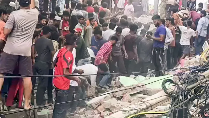 भूकंप के बाद दीवारों में आई दरारें, अगले दिन जमींदोज हुई 4 मंजिला इमारत; 3 लोगों की मौत भूकंप के बाद दीवारों में आई दरारें, अगले दिन जमींदोज हुई 4 मंजिला इमारत; 3 लोगों की मौत