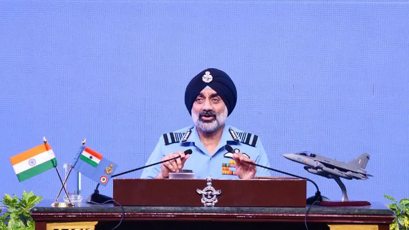 'आप F-35 के पास भी नहीं जाने देते, रूस दे रहा Su-57 खरीदने का ऑफर', IAF चीफ ने अमेरिका पर कसा तंज!