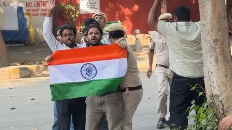 दिल्ली पुलिस का बड़ा एक्शन, जंतर-मंतर से हिरासत में लिए गए CJP नेता सौरव दास और आशुतोष रांका