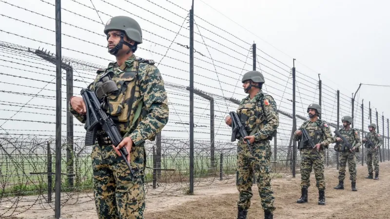 बर्फबारी से पहले भारत में घुसपैठ की कोशिश, LoC पर फायरिंग, सेना ने शुरू किया ऑपरेशन, PoK में 500 आतंकी?