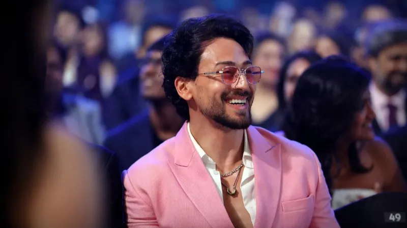 Tiger Shroff Firing: टाइगर श्रॉफ पर तीन बाइकसवारों ने की ताबड़तोड़ फायरिंग, दागीं 5 राउंड गोलियां