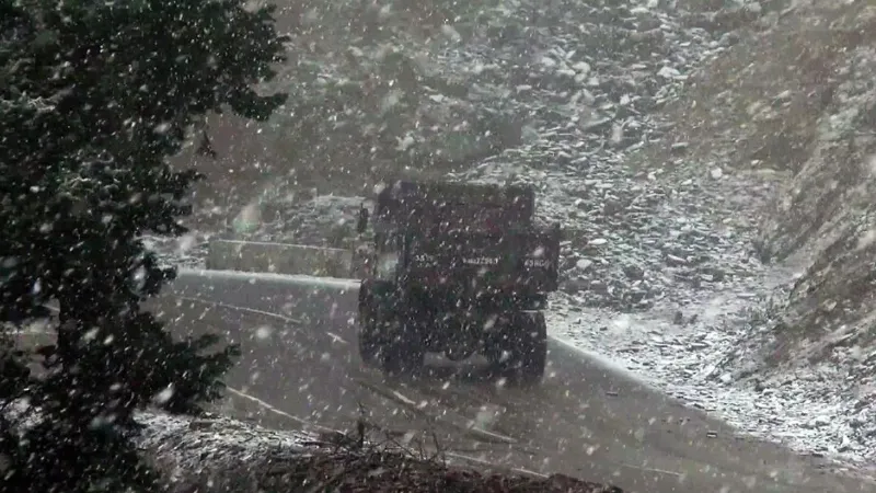 Weather: पहाड़ों पर बर्फबारी, माइनस में पहुंचा पारा... देशभर में बढ़ने लगी ठंड, जानें वेदर अपडेट