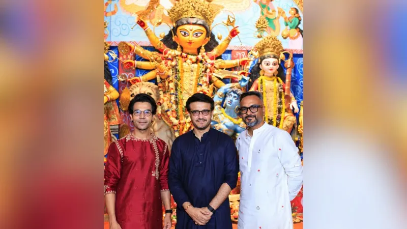 महाष्टमी पर सौरव गांगुली के घर पहुंचे राजकुमार राव संग प्रोड्यूसर अंकुर गर्ग, दादा ने कराई कोलकाता के पंडालों की सैर! महाष्टमी पर सौरव गांगुली के घर पहुंचे राजकुमार राव संग प्रोड्यूसर अंकुर गर्ग, दादा ने कराई कोलकाता के पंडालों की सैर!