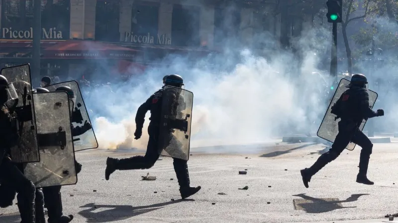 France Violence: फ्रांस में बेकाबू हुए हालात, 2400 से ज्यादा गिरफ्तारियां; कई शहरों में कर्फ्यू की तैयारी France Violence: फ्रांस में बेकाबू हुए हालात, 2400 से ज्यादा गिरफ्तारियां; कई शहरों में कर्फ्यू की तैयारी