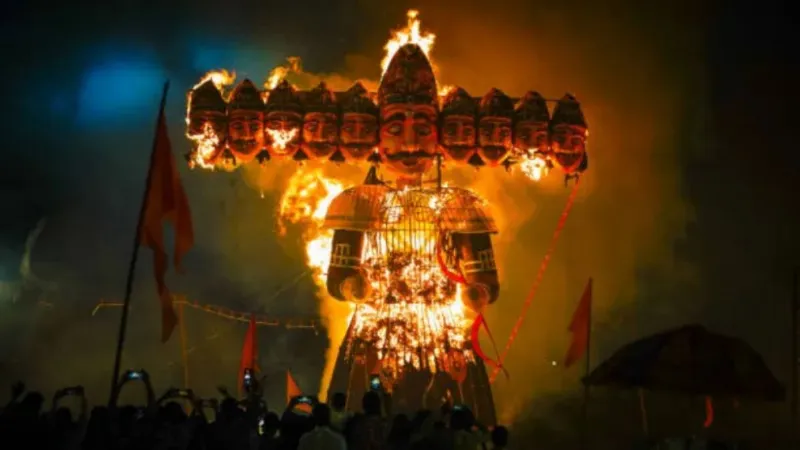 Dussehra 2026: रावण दहन के बाद क्यों घर लाते हैं राख? जानिए इसके पीछे की मान्यताएं