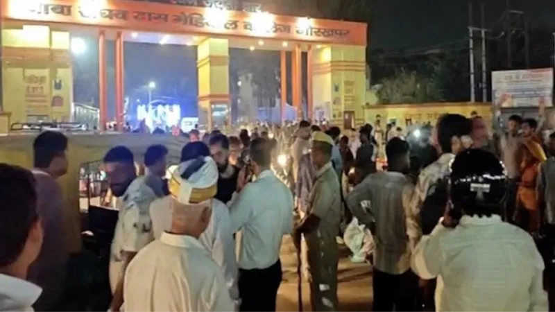 गोरखपुर में दुर्गा विसर्जन के दौरान दर्दनाक हादसा, हाईटेंशन तार की चपेट में आए 11 लोग, तीन की मौत