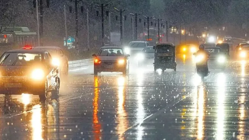देर रात मौसम ने अचानक ली करवट! दिल्ली-NCR से यूपी तक झमाझम बारिश, ओलावृष्टि से बढ़ी ठंडक