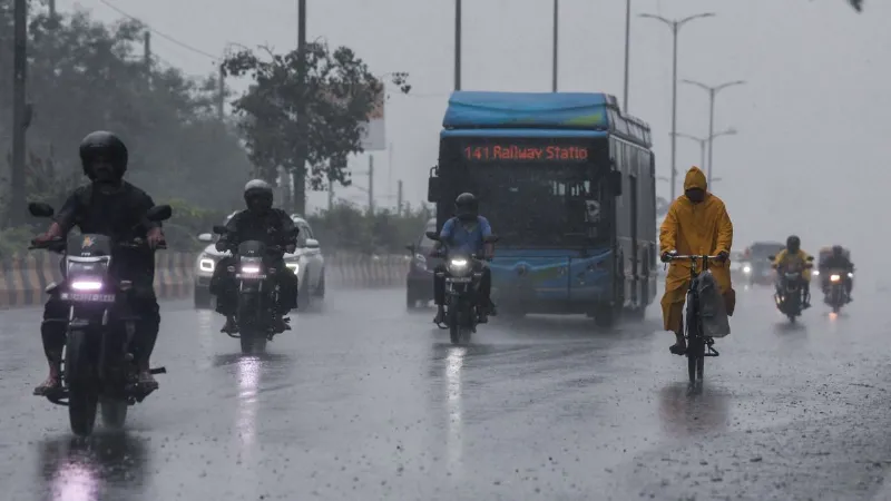 दिल्ली-NCR में अर्नब तूफान का असर, सुबह-सुबह बारिश से बढ़ी ठंड, IMD ने जारी किया अलर्ट