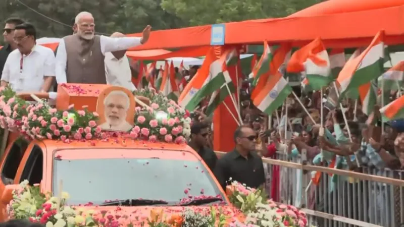 Gujarat: बनासकांठा में PM मोदी का भव्य रोड शो, 'मोदी कहीं नहीं जाएगा' के नारों से गूंजा इलाका