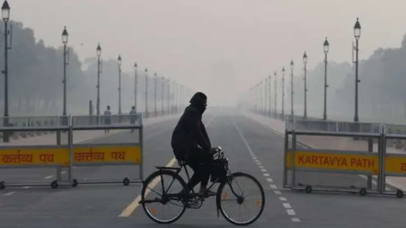 दिल्ली-एनसीआर में बढ़ती ठंड और प्रदूषण का दोहरा असर, दक्षिण भारत में भारी बारिश का अलर्ट जारी