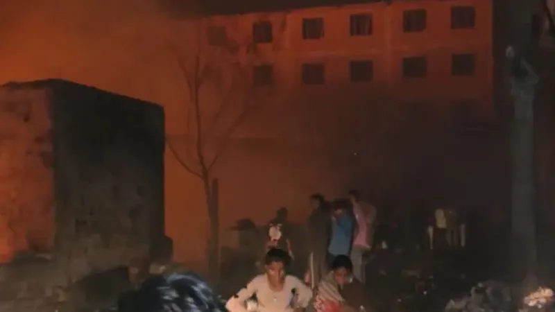 दिल्ली के रोहिणी में लगी भीषण आग, रिठाला मेट्रो स्टेशन के पास 500 झुग्गियां  जलकर खाक, देखें Video