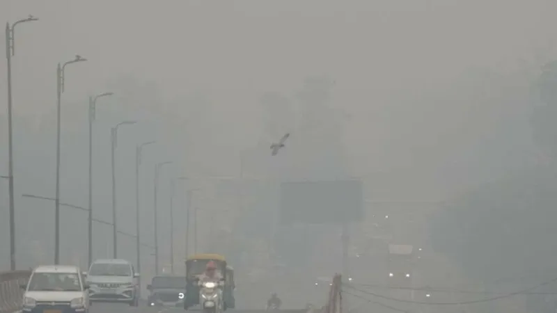 हल्की धुंध, ठिठुरन और प्रदूषण…जानें कैसा रहेगा आज का मौसम; कितना AQI हुआ दर्ज