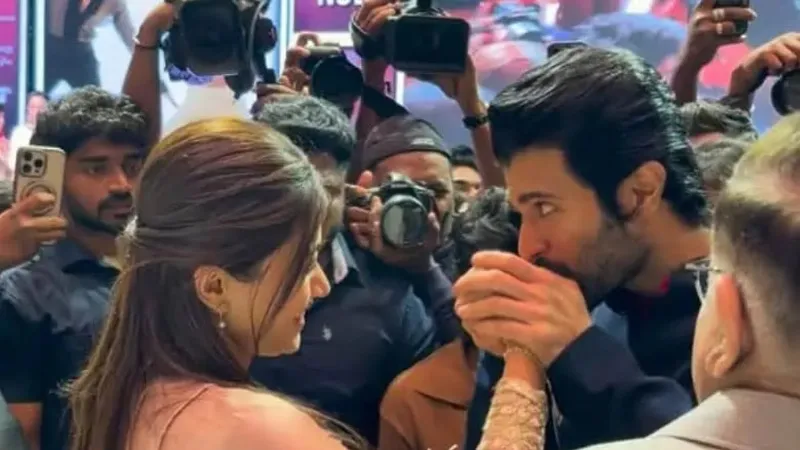 रश्मिका के हाथों पर विजय देवरकोंडा ने किया KISS,VIDEO वायरल होने के बाद चर्चा में आया कपल