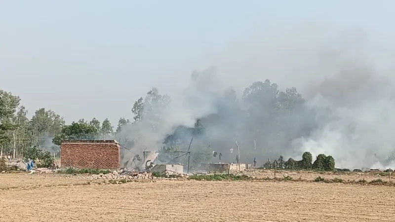 बाराबंकी की पटाखा फैक्ट्री में भीषण ब्लास्ट; हादसे में दो लोगों की मौत, तीन गंभीर घायल, मचा हड़कंप