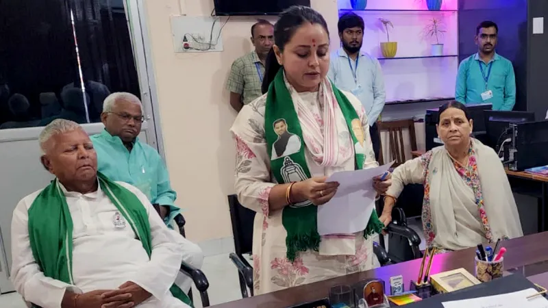 लालू परिवार में मची उथल-पुथल, रोहिणी आचार्य ने परिवार और पार्टी से तोड़ा नाता, संजय यादव पर लगाए गंभीर आरोप