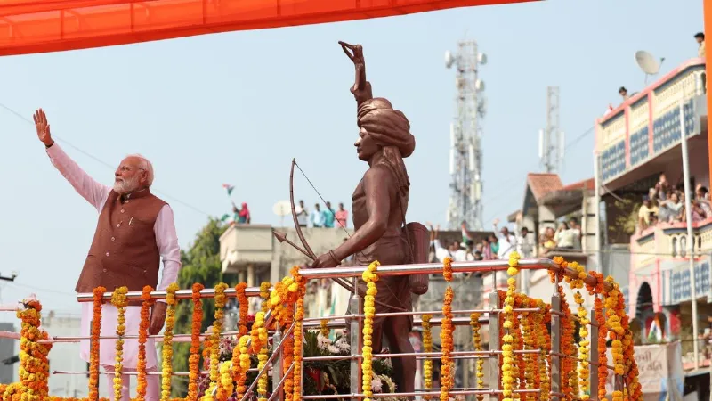 गुजरात दौरे पर पीएम मोदी, बिरसा मुंडा जयंती समारोह में लिया भाग, बोले - आदिवासी समाज का नाम...