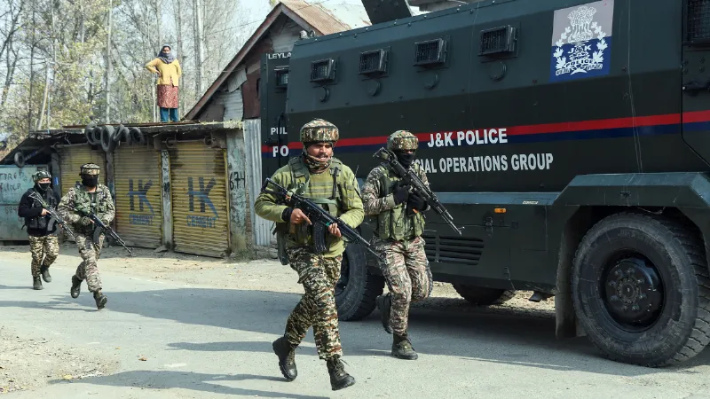 Jammu Kashmir: हाई अलर्ट के बीच जंगलों में छिपी बड़ी साजिश नाकाम, राजौरी में 3 किलो IED बरामद
