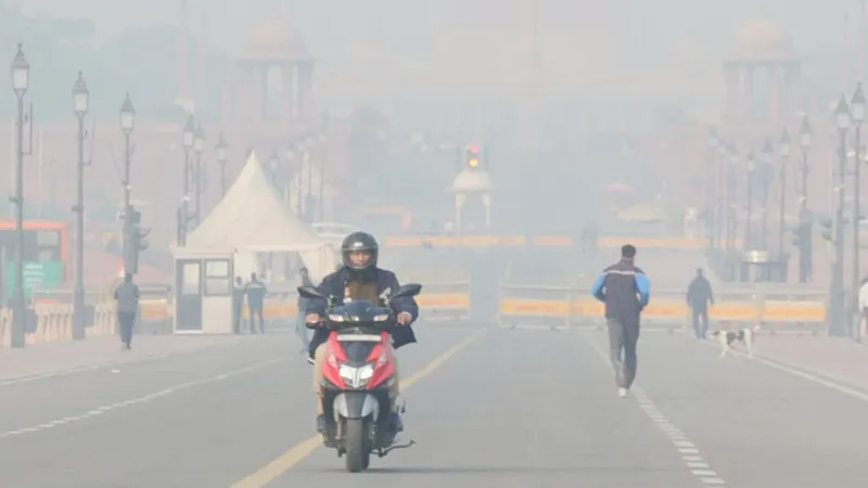 दिल्ली के बाद नोएडा-गाजियाबाद भी बने गैस चैंबर, घुटने लगा लोगों का दम! जहरीली हुई हवा की गुणवत्ता