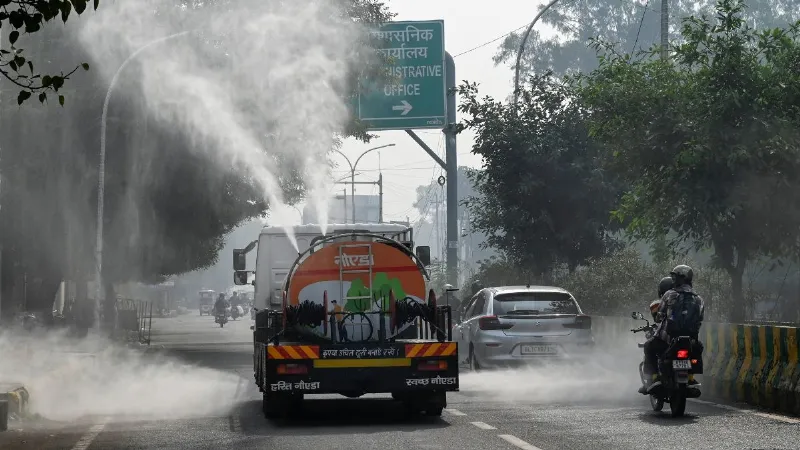 नोएडा-ग्रेटर नोएडा में जहरीली हवा का कहर, सांस लेना हुआ मुहाल, AQI 450 के पार; अस्पतालों में बढ़े मरीज