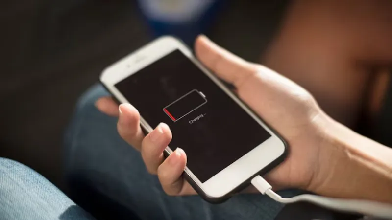 Does the battery of a new smartphone run out within a few minutes of being fully charged